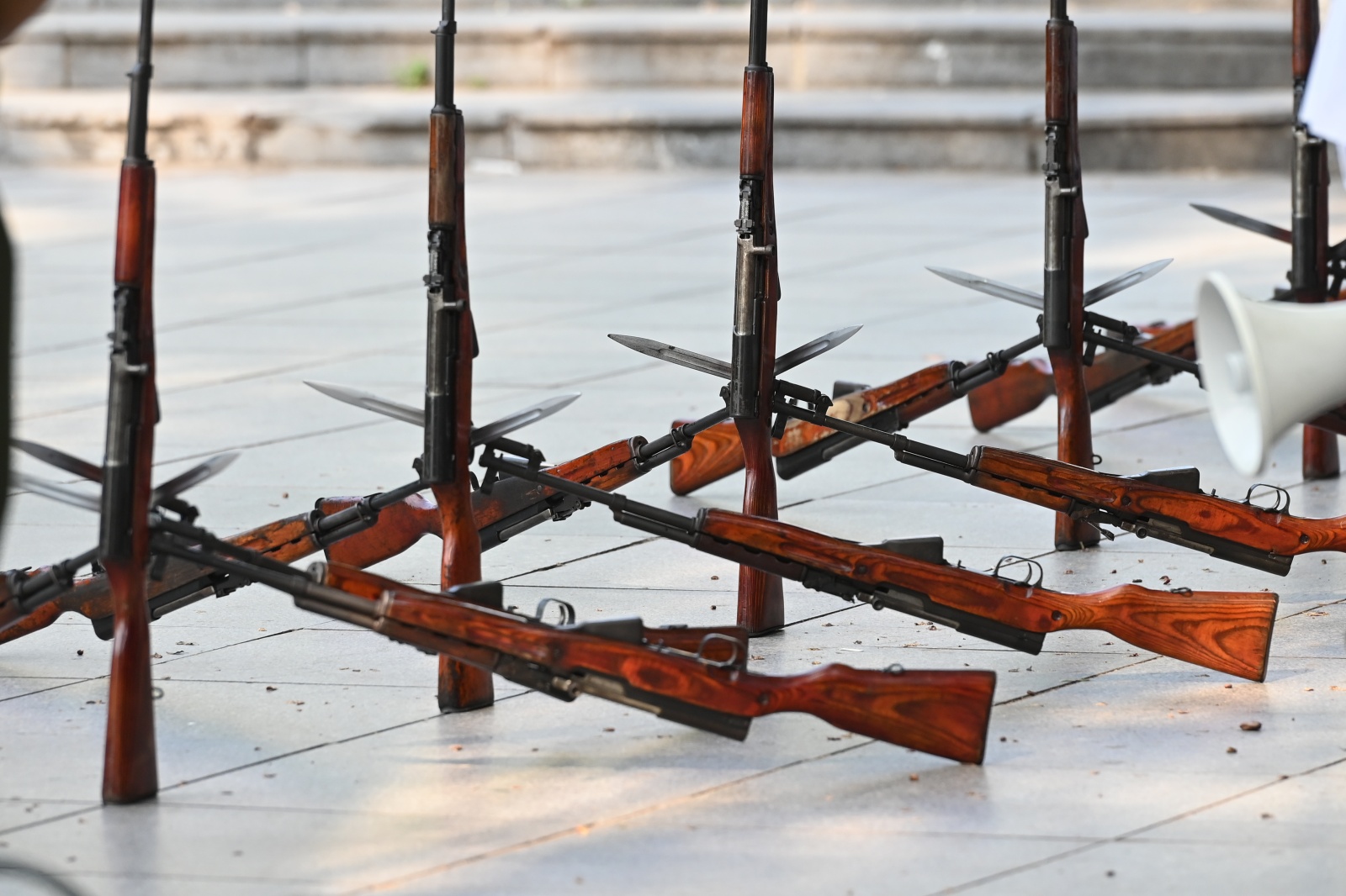 Hồ Gươm chiều cuối tuần: H&agrave;ng trăm người d&acirc;n đội nắng gần 40 độ C xem lực lượng đặc nhiệm đu d&acirc;y, diễn tập chống khủng bố- Ảnh 3.