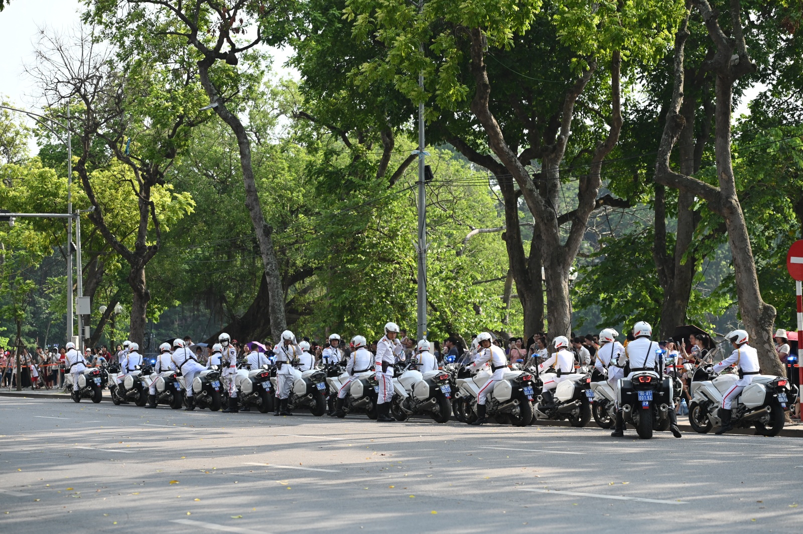 Hồ Gươm chiều cuối tuần: H&agrave;ng trăm người d&acirc;n đội nắng gần 40 độ C xem lực lượng đặc nhiệm đu d&acirc;y, diễn tập chống khủng bố- Ảnh 4.