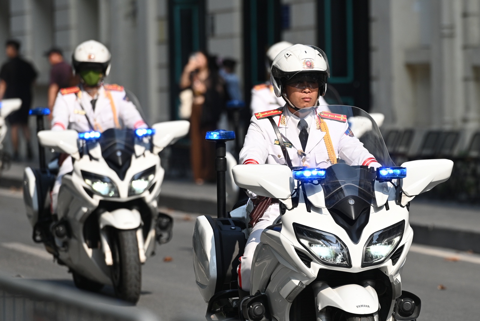 Hồ Gươm chiều cuối tuần: H&agrave;ng trăm người d&acirc;n đội nắng gần 40 độ C xem lực lượng đặc nhiệm đu d&acirc;y, diễn tập chống khủng bố- Ảnh 1.