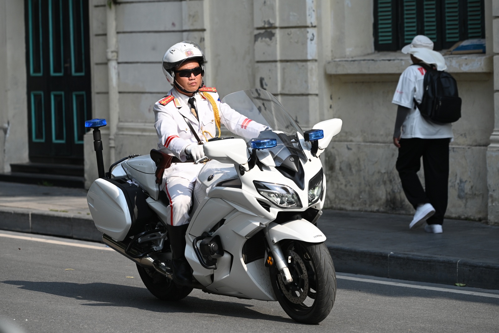 Hồ Gươm chiều cuối tuần: H&agrave;ng trăm người d&acirc;n đội nắng gần 40 độ C xem lực lượng đặc nhiệm đu d&acirc;y, diễn tập chống khủng bố- Ảnh 2.