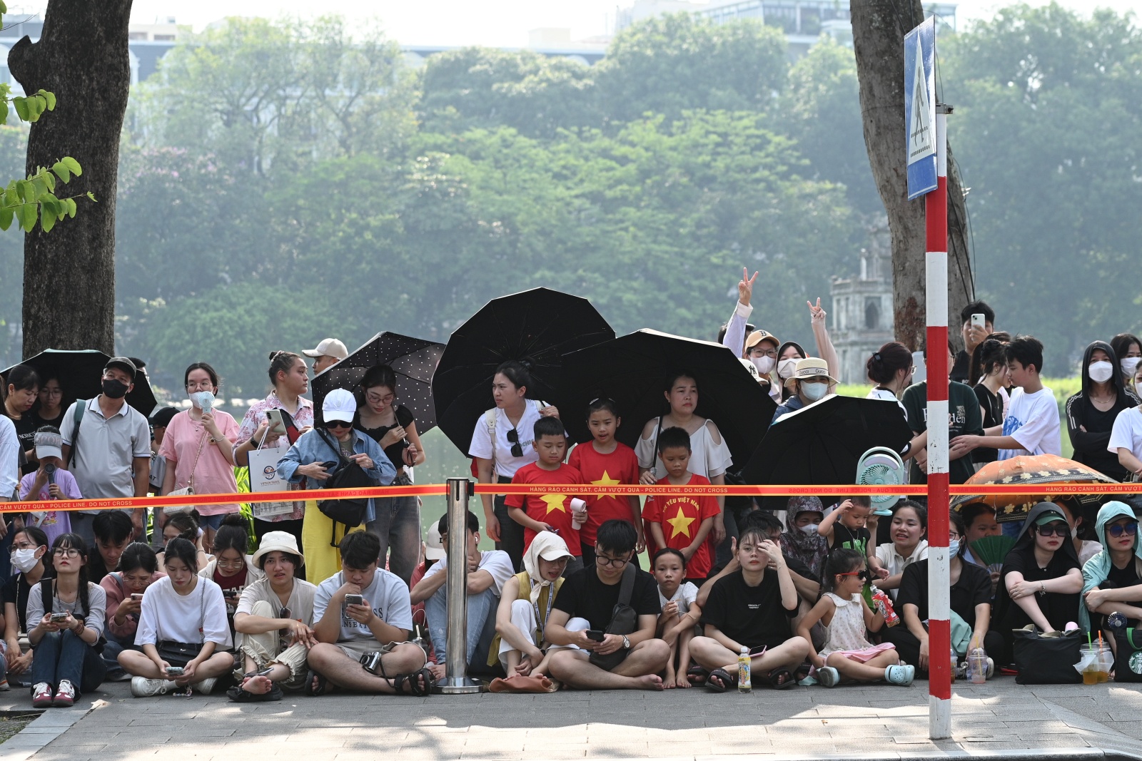 Hồ Gươm chiều cuối tuần: H&agrave;ng trăm người d&acirc;n đội nắng gần 40 độ C xem lực lượng đặc nhiệm đu d&acirc;y, diễn tập chống khủng bố- Ảnh 8.