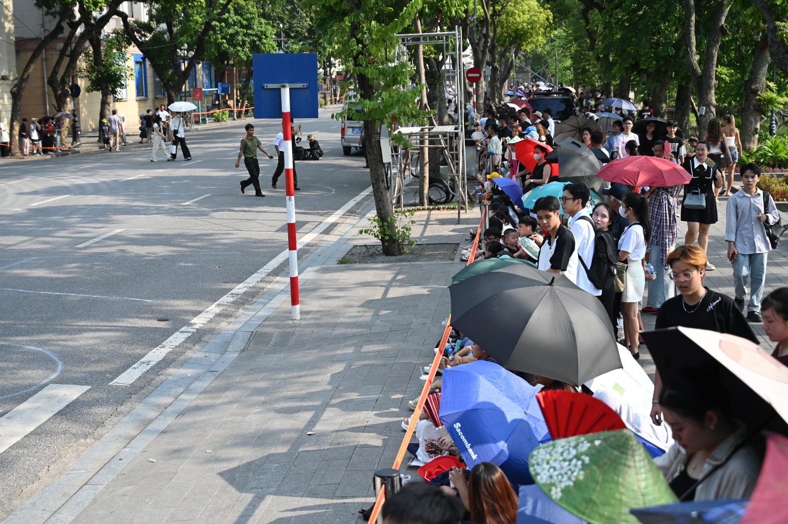 Hồ Gươm chiều cuối tuần: H&agrave;ng trăm người d&acirc;n đội nắng gần 40 độ C xem lực lượng đặc nhiệm đu d&acirc;y, diễn tập chống khủng bố- Ảnh 7.