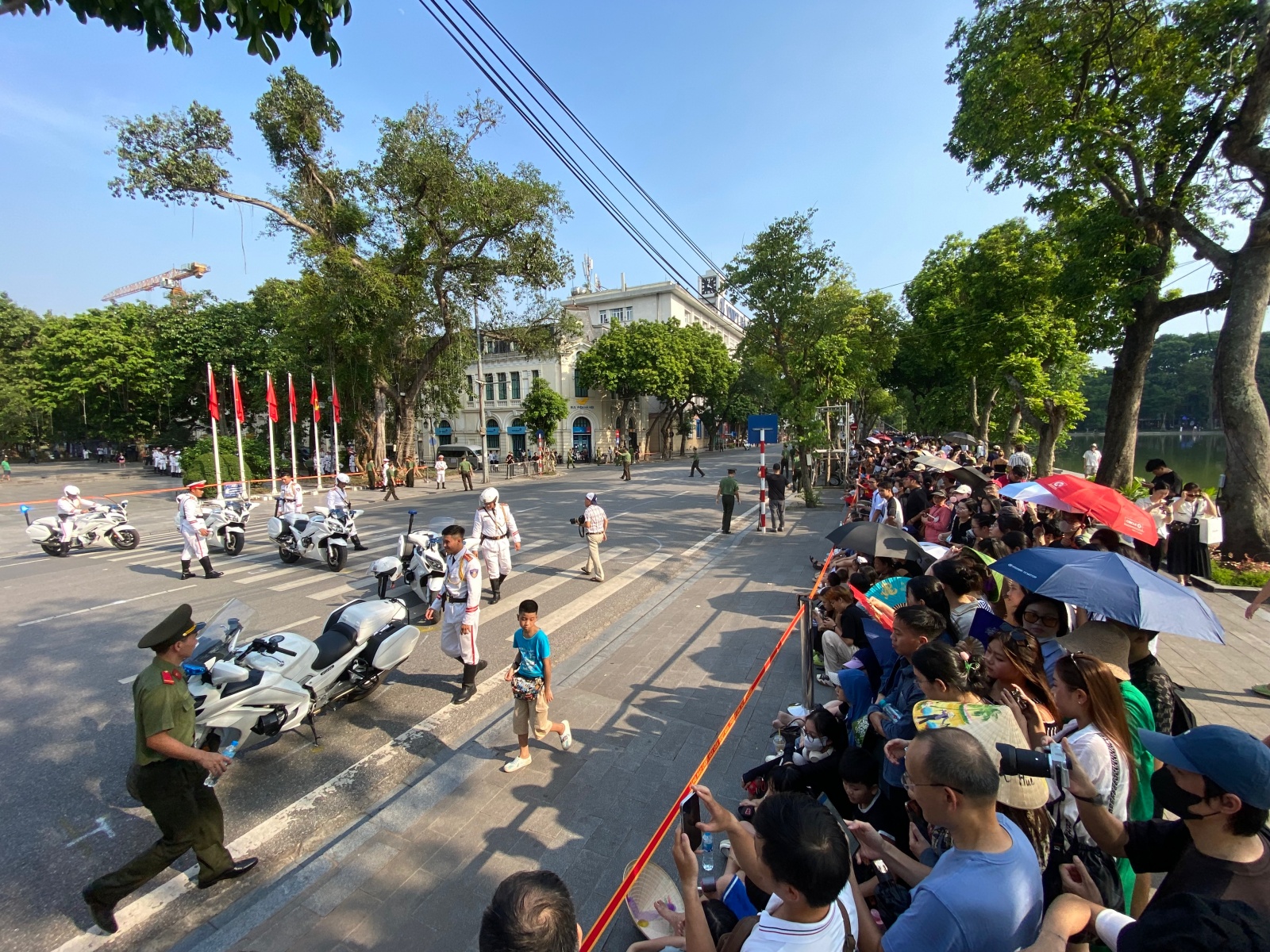 Hồ Gươm chiều cuối tuần: H&agrave;ng trăm người d&acirc;n đội nắng gần 40 độ C xem lực lượng đặc nhiệm đu d&acirc;y, diễn tập chống khủng bố- Ảnh 6.