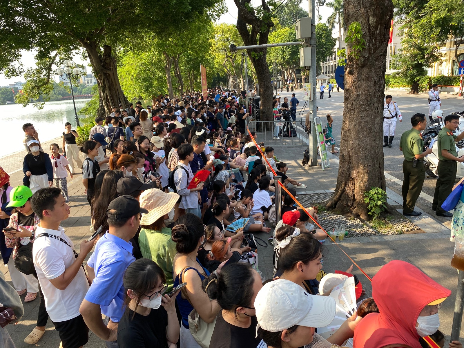 Hồ Gươm chiều cuối tuần: H&agrave;ng trăm người d&acirc;n đội nắng gần 40 độ C xem lực lượng đặc nhiệm đu d&acirc;y, diễn tập chống khủng bố- Ảnh 5.