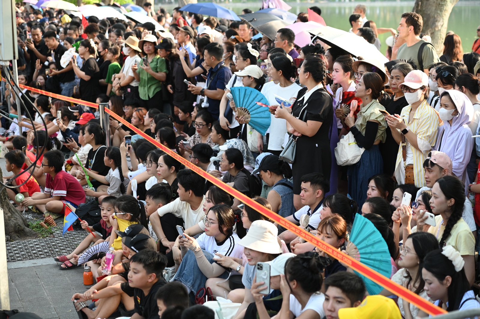 Hồ Gươm chiều cuối tuần: H&agrave;ng trăm người d&acirc;n đội nắng gần 40 độ C xem lực lượng đặc nhiệm đu d&acirc;y, diễn tập chống khủng bố- Ảnh 13.