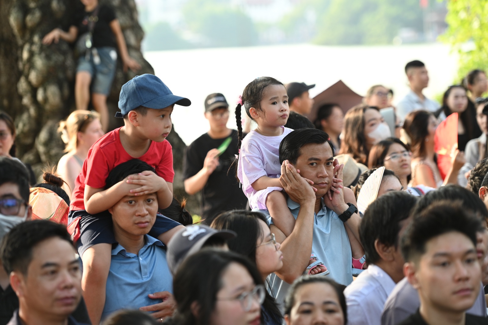 Hồ Gươm chiều cuối tuần: H&agrave;ng trăm người d&acirc;n đội nắng gần 40 độ C xem lực lượng đặc nhiệm đu d&acirc;y, diễn tập chống khủng bố- Ảnh 12.