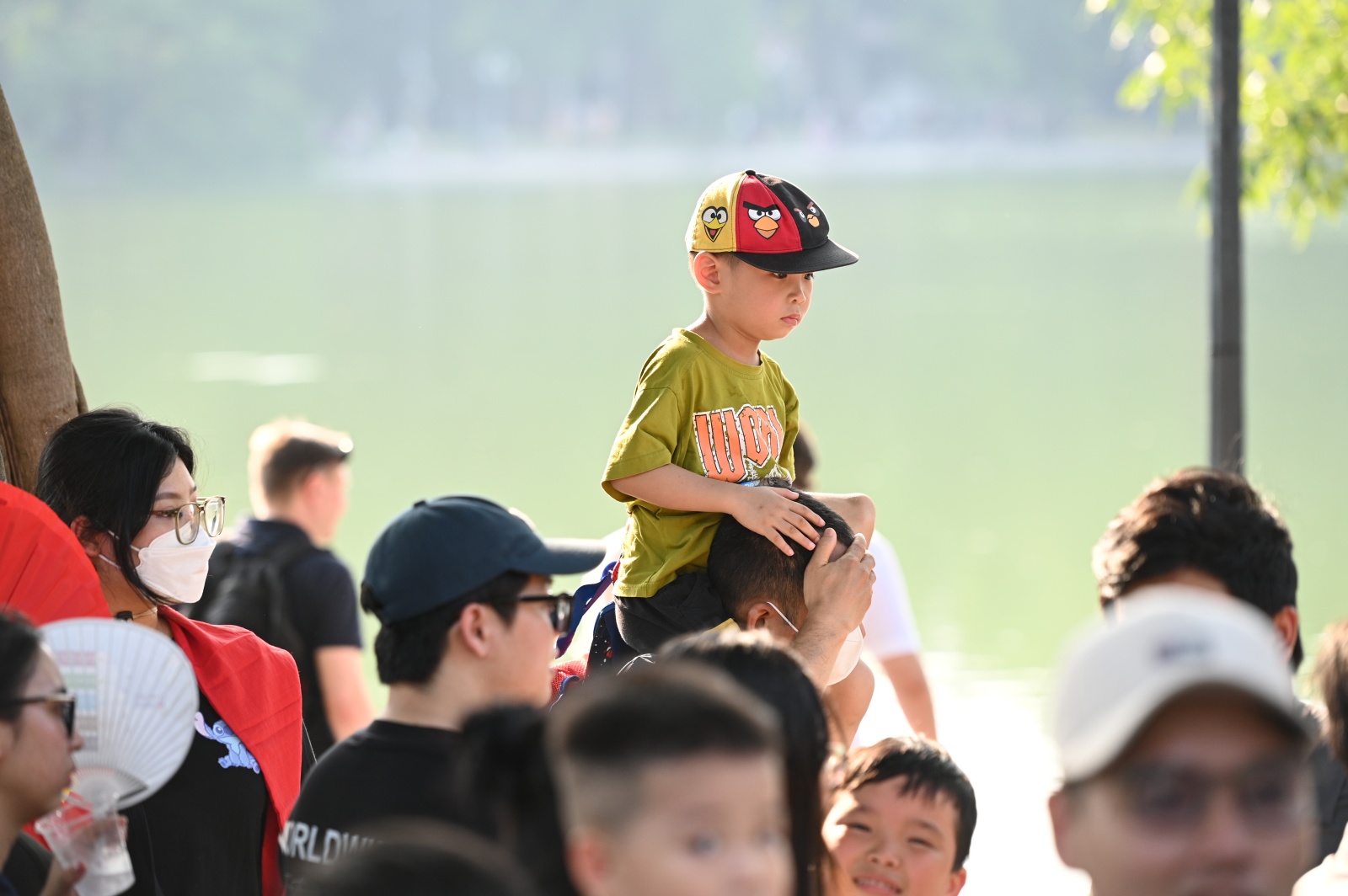 Hồ Gươm chiều cuối tuần: H&agrave;ng trăm người d&acirc;n đội nắng gần 40 độ C xem lực lượng đặc nhiệm đu d&acirc;y, diễn tập chống khủng bố- Ảnh 14.