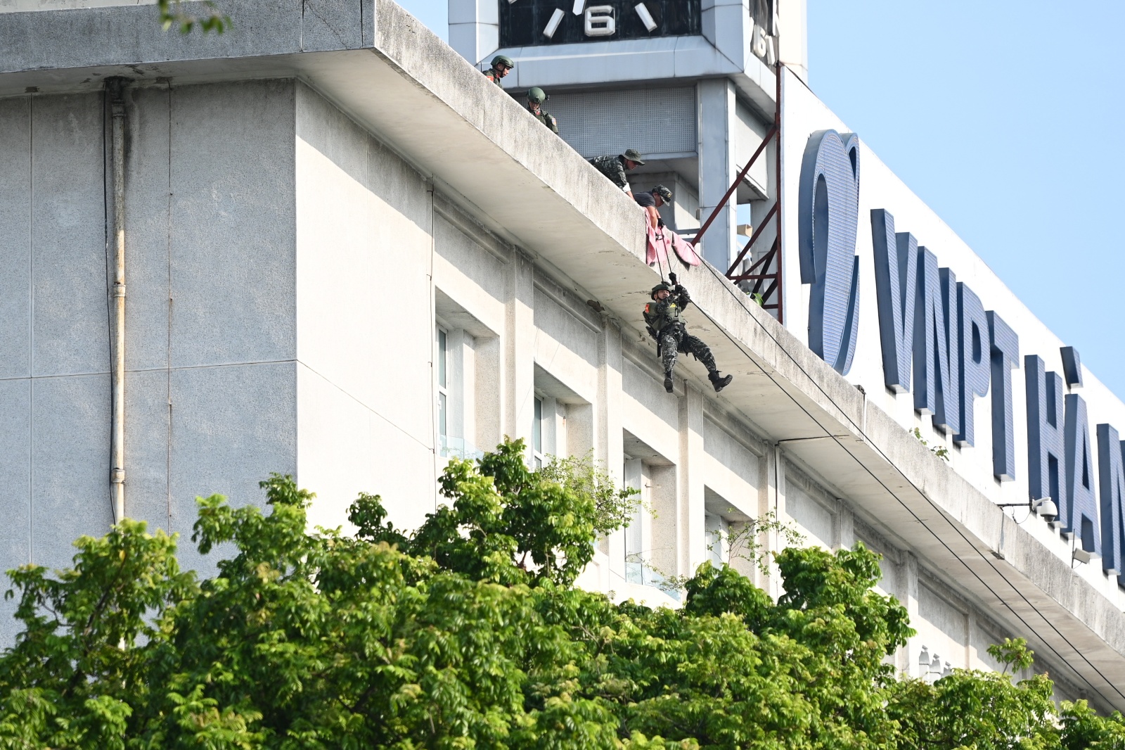 Hồ Gươm chiều cuối tuần: H&agrave;ng trăm người d&acirc;n đội nắng gần 40 độ C xem lực lượng đặc nhiệm đu d&acirc;y, diễn tập chống khủng bố- Ảnh 9.