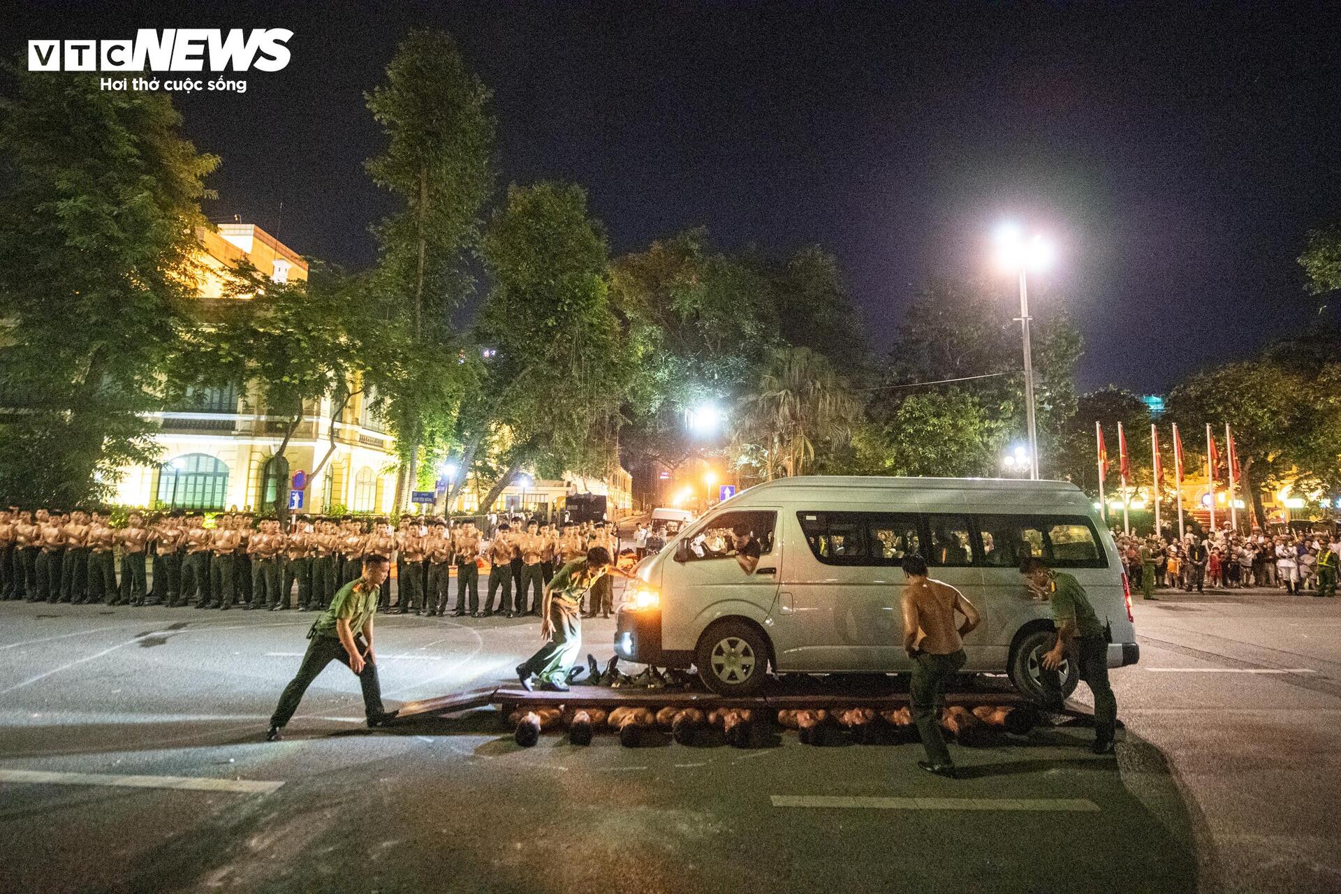 Cảnh sát trấn áp khủng bố trong màn trình diễn nghẹt thở ở phố đi bộ Hồ Gươm - Ảnh 10.