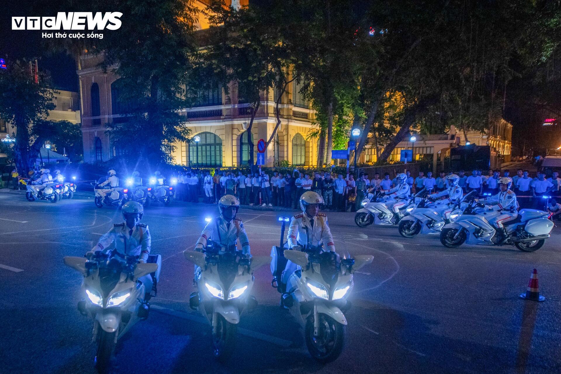 Cảnh sát trấn áp khủng bố trong màn trình diễn nghẹt thở ở phố đi bộ Hồ Gươm - Ảnh 12.