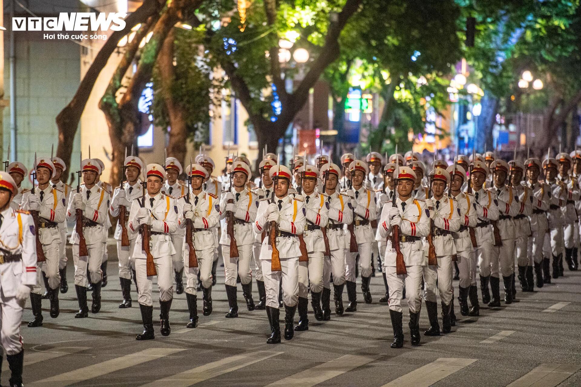 Cảnh sát trấn áp khủng bố trong màn trình diễn nghẹt thở ở phố đi bộ Hồ Gươm - Ảnh 13.