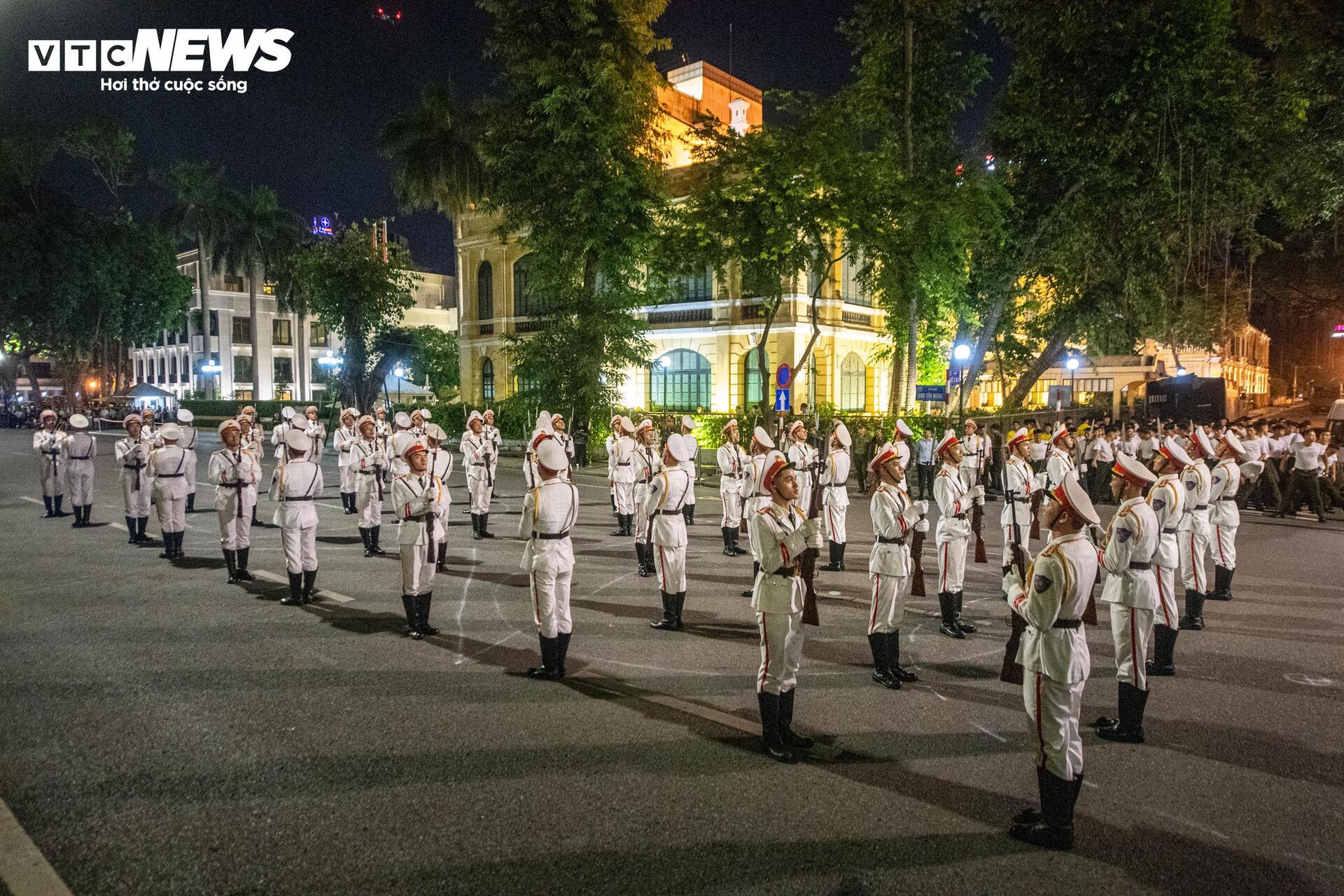 Cảnh sát trấn áp khủng bố trong màn trình diễn nghẹt thở ở phố đi bộ Hồ Gươm - Ảnh 14.