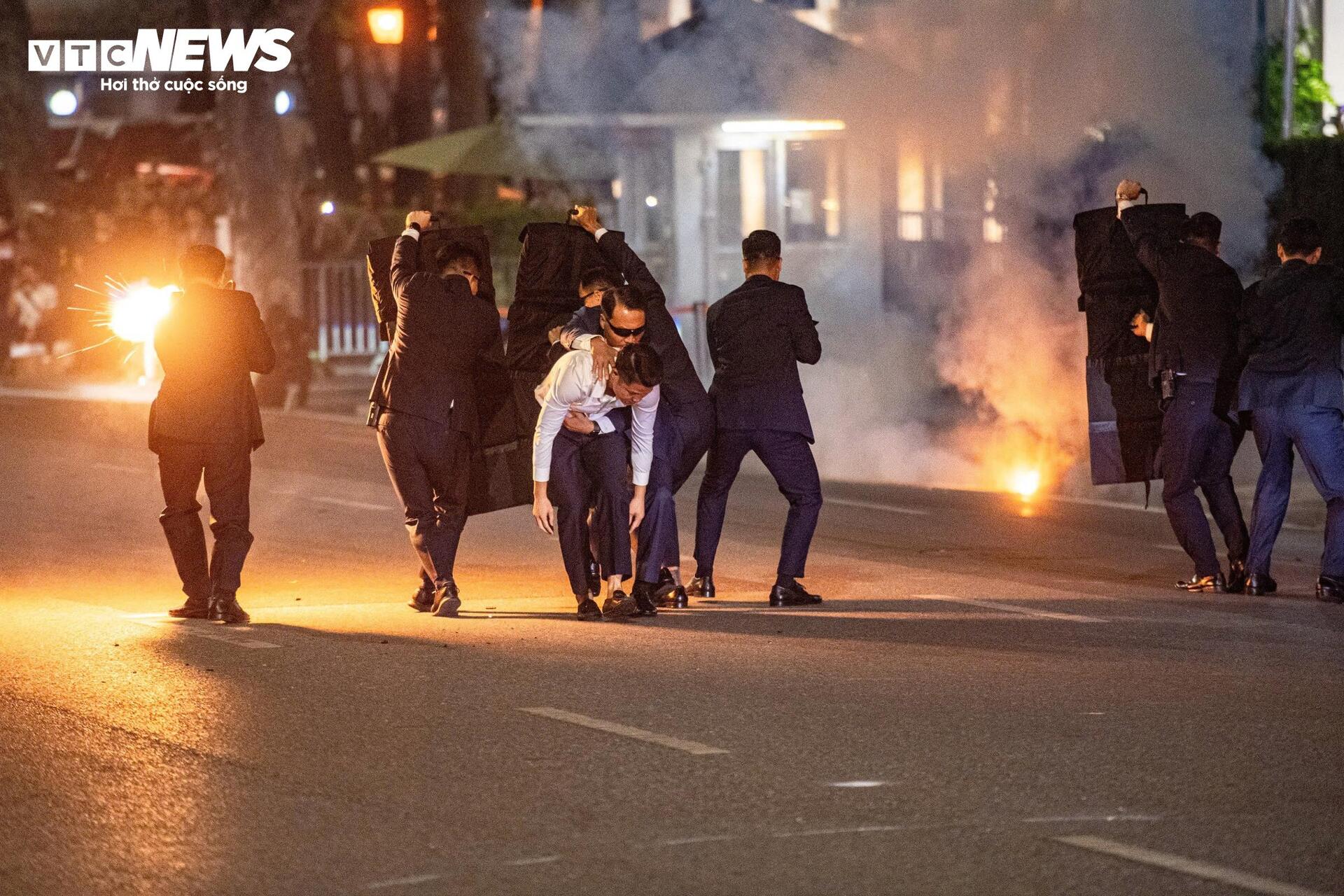 Cảnh sát trấn áp khủng bố trong màn trình diễn nghẹt thở ở phố đi bộ Hồ Gươm - Ảnh 4.