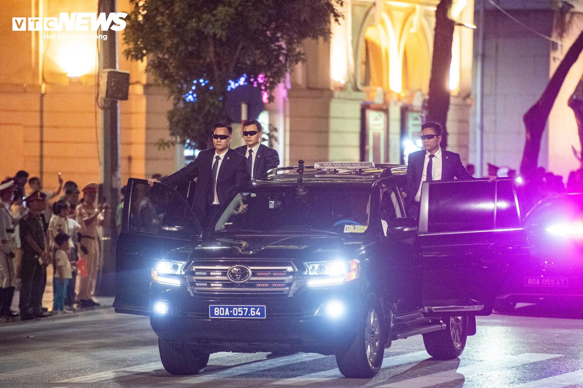 Cảnh sát trấn áp khủng bố trong màn trình diễn nghẹt thở ở phố đi bộ Hồ Gươm - Ảnh 3.