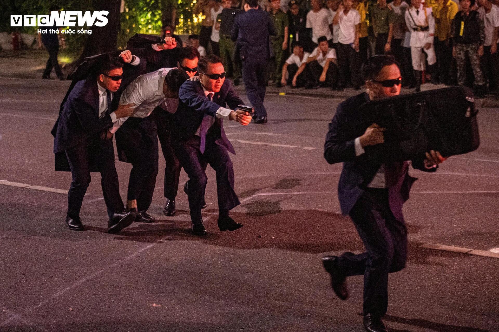 Cảnh sát trấn áp khủng bố trong màn trình diễn nghẹt thở ở phố đi bộ Hồ Gươm - Ảnh 5.