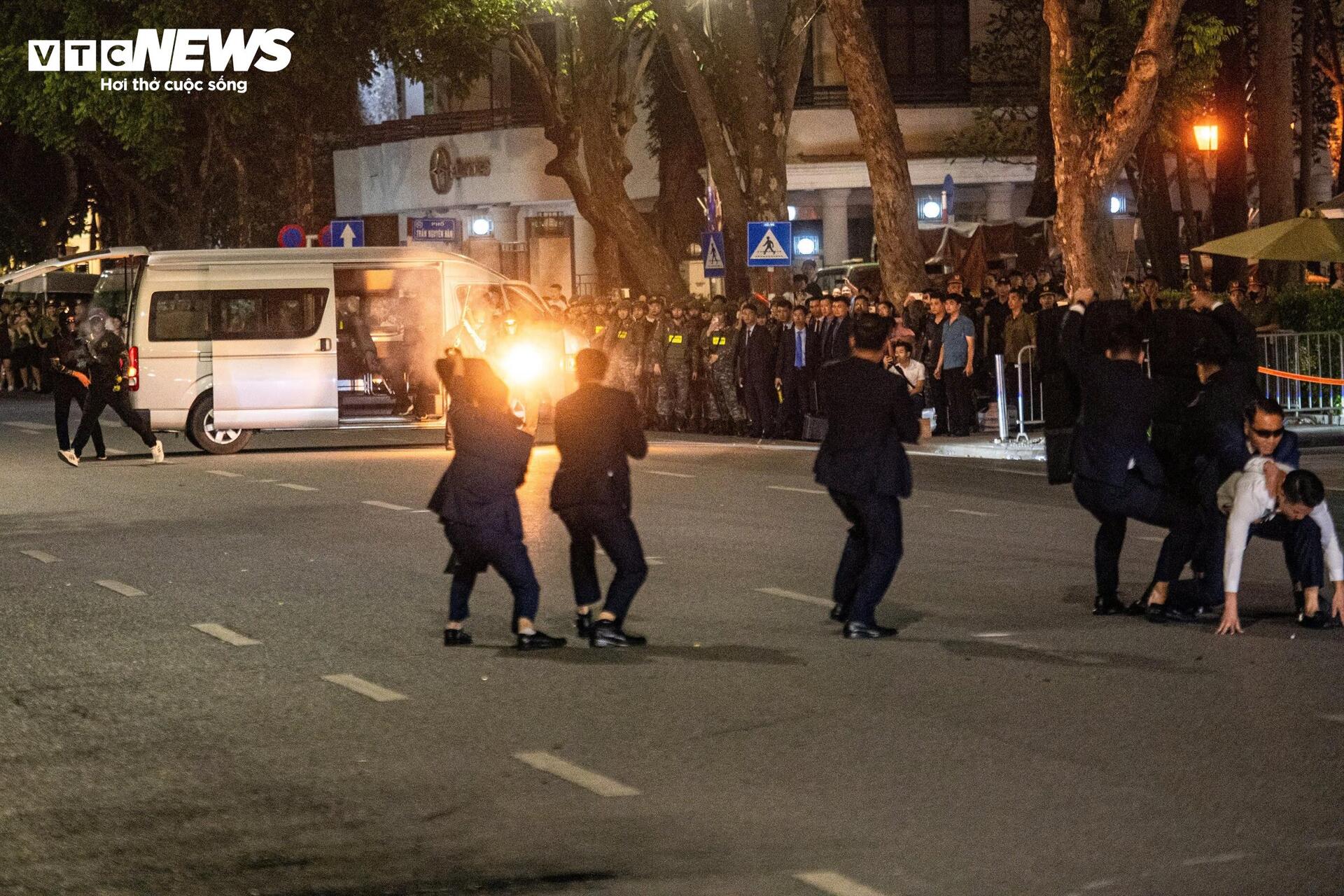 Cảnh sát trấn áp khủng bố trong màn trình diễn nghẹt thở ở phố đi bộ Hồ Gươm - Ảnh 7.