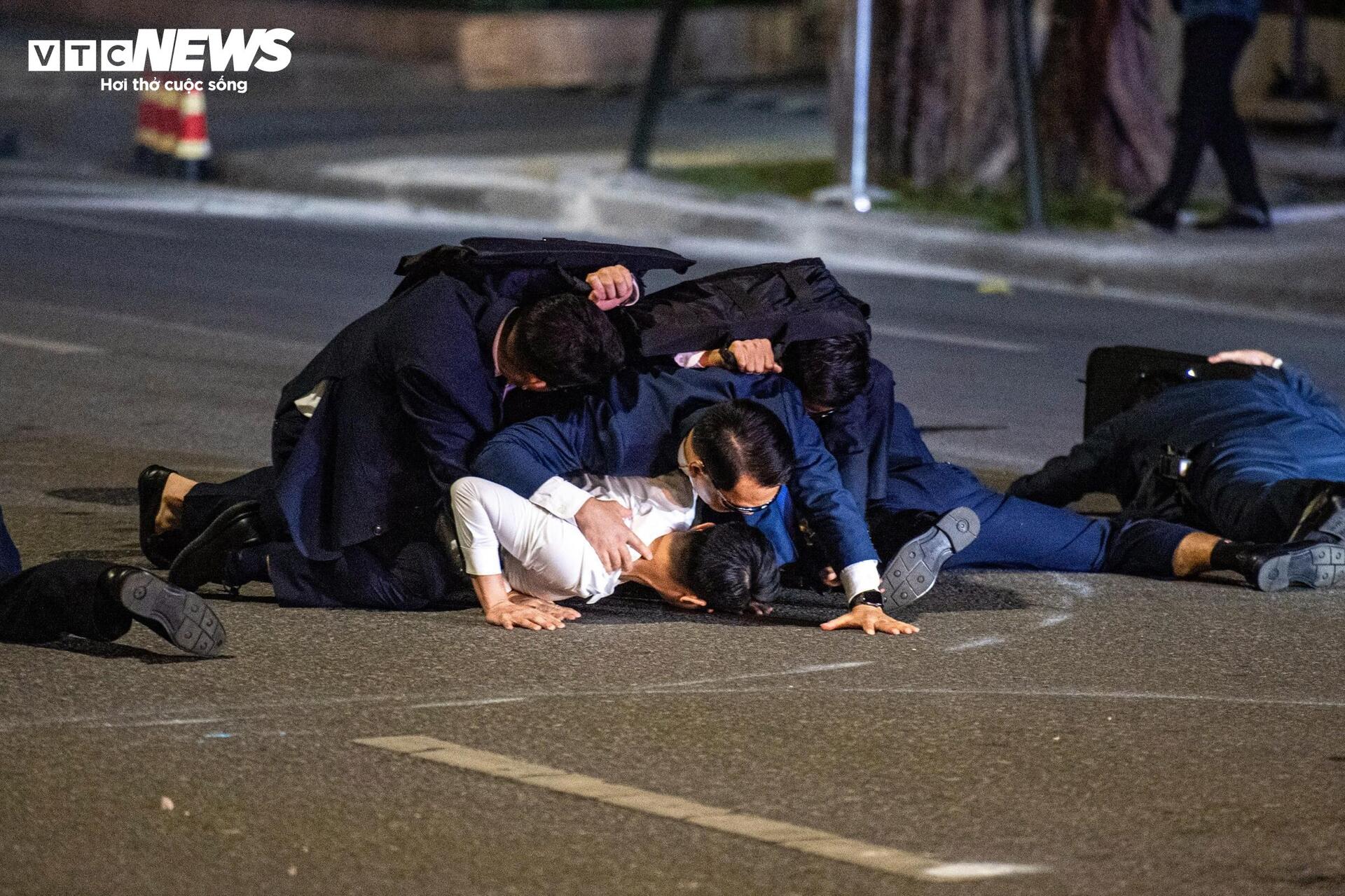 Cảnh sát trấn áp khủng bố trong màn trình diễn nghẹt thở ở phố đi bộ Hồ Gươm - Ảnh 6.