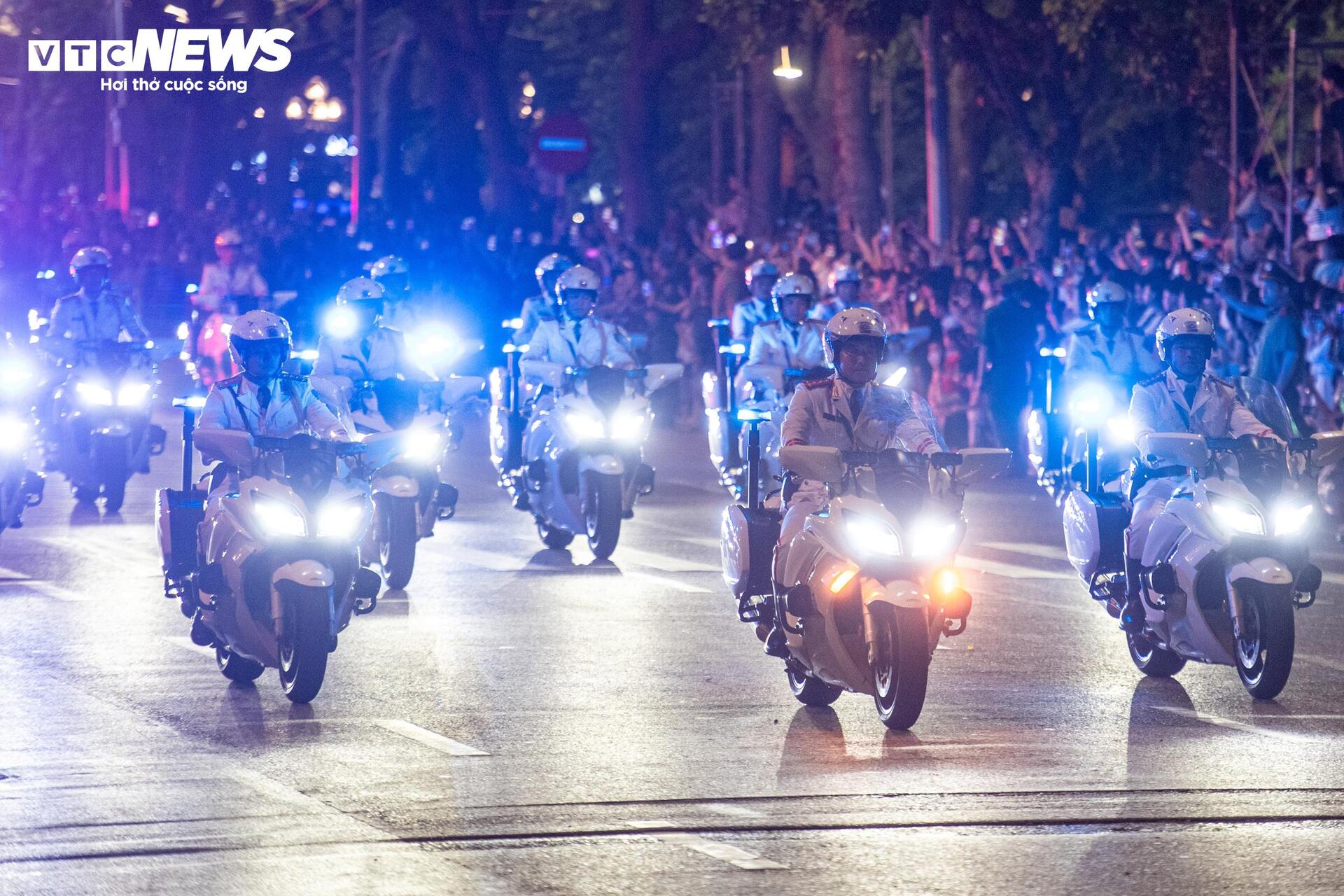 Cảnh sát trấn áp khủng bố trong màn trình diễn nghẹt thở ở phố đi bộ Hồ Gươm - Ảnh 1.