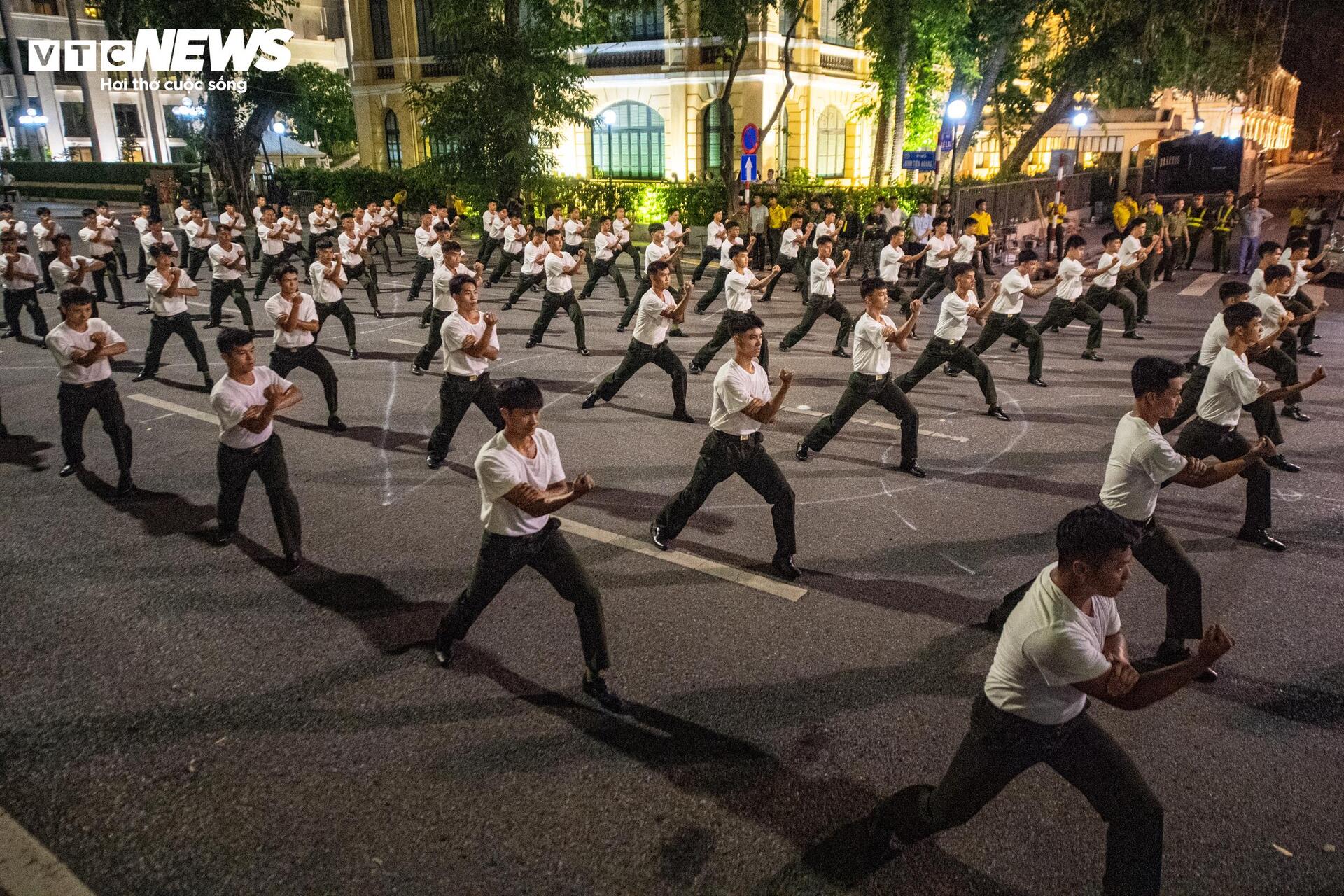 Cảnh sát trấn áp khủng bố trong màn trình diễn nghẹt thở ở phố đi bộ Hồ Gươm - Ảnh 2.