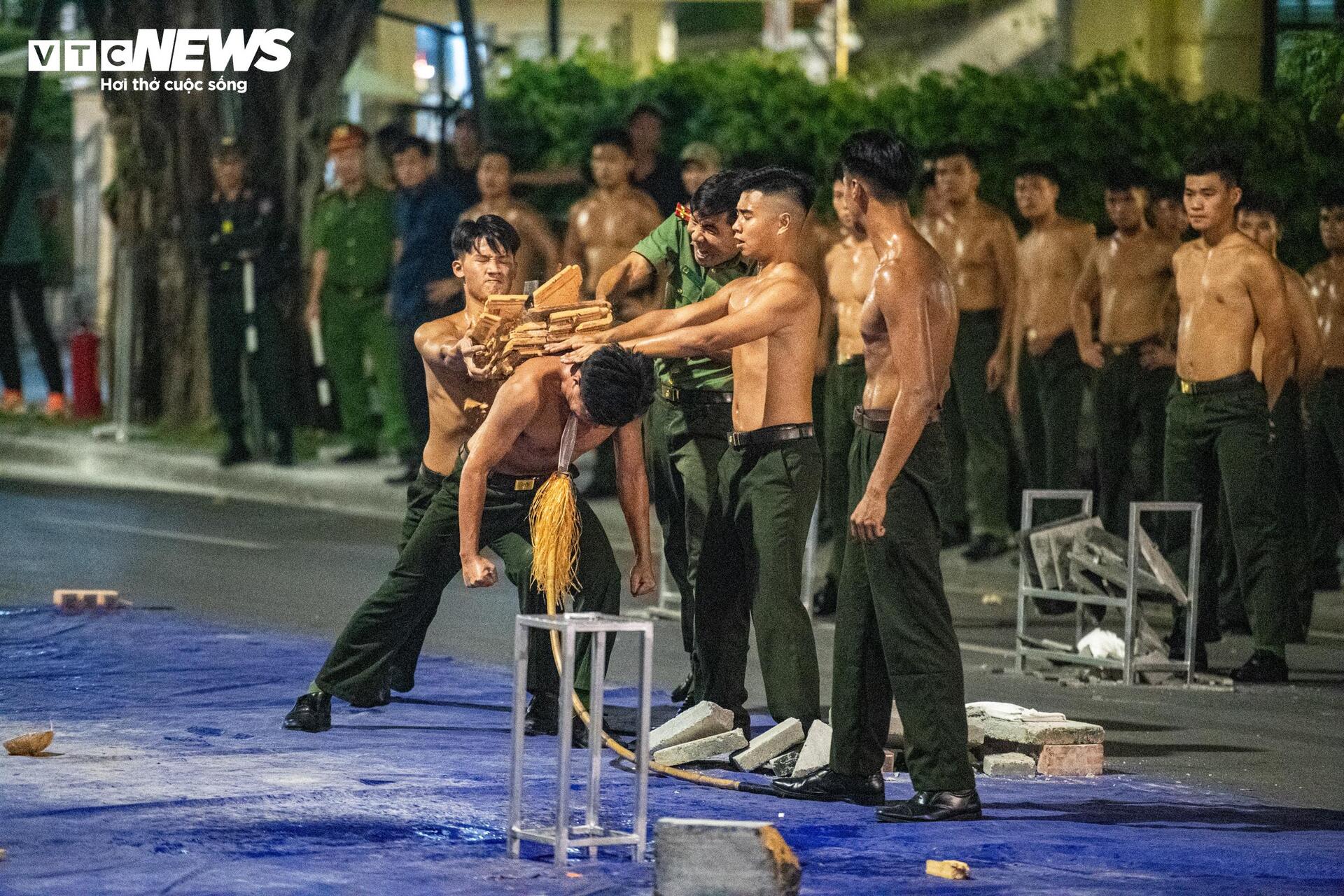 Cảnh sát trấn áp khủng bố trong màn trình diễn nghẹt thở ở phố đi bộ Hồ Gươm - Ảnh 8.