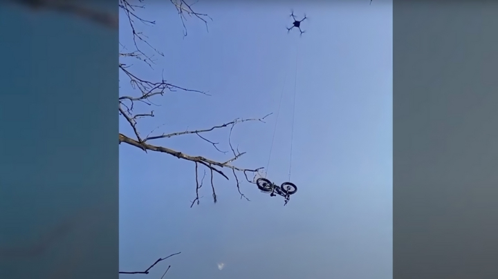 Ukraine sử dụng drone chở xe đạp điện để giải cứu binh sĩ bị cô lập - Ảnh 1.