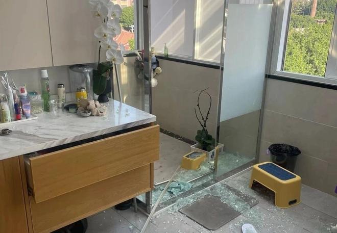 Ngày càng nhiều gia đình bỏ lắp kính phòng tắm vì sợ nổ, 2 giải pháp lên ngôi đảm bảo an toàn, ít rủi ro- Ảnh 1. Ngày càng nhiều gia đình bỏ lắp kính phòng tắm vì sợ nổ, 2 giải pháp lên ngôi đảm bảo an toàn, ít rủi ro- Ảnh 1.