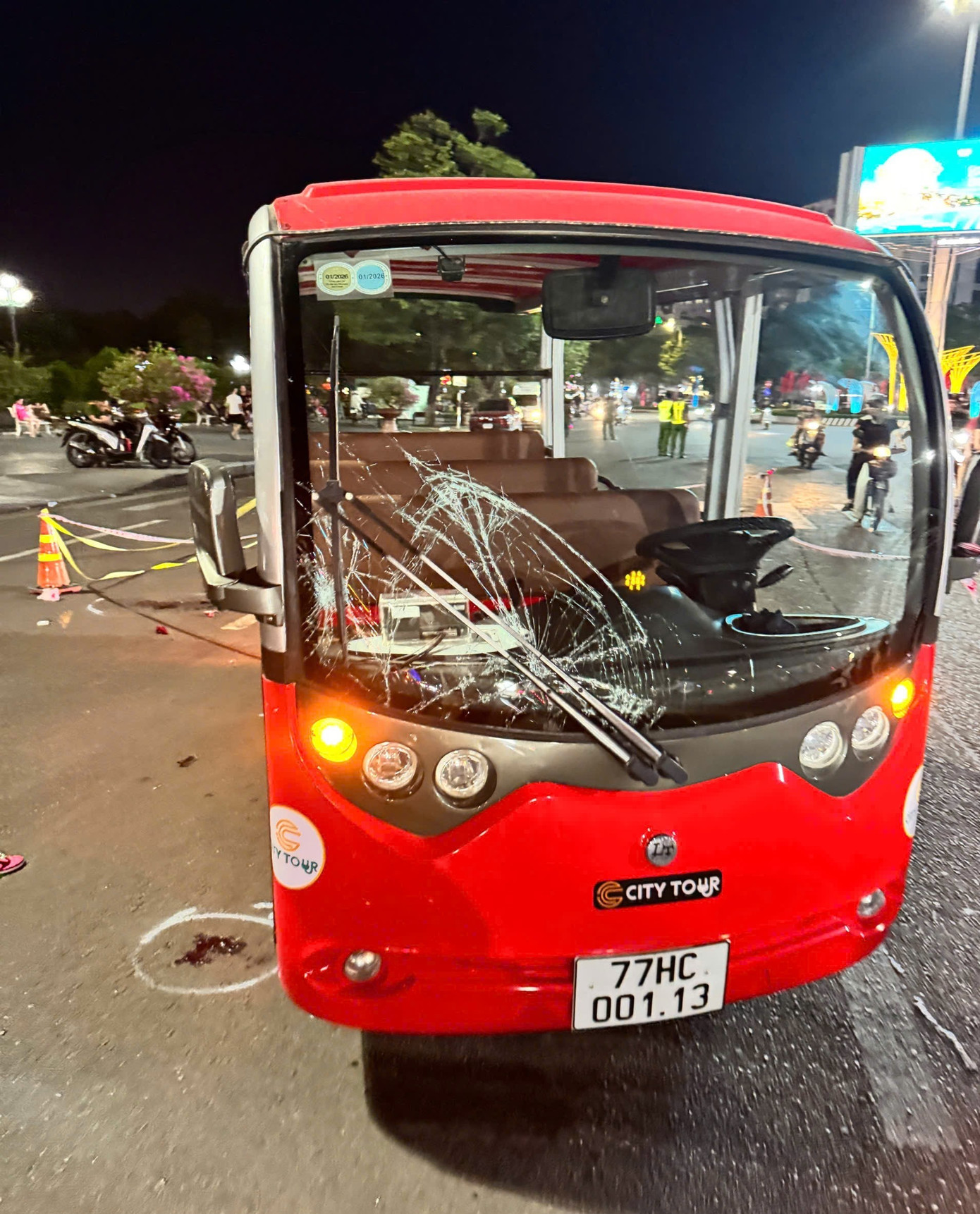 Xe điện du lịch tông người đi bộ ở Quy Nhơn: 3 Nạn nhân thương vong - Ảnh 1. Xe điện du lịch tông người đi bộ ở Quy Nhơn: 3 Nạn nhân thương vong - Ảnh 1.