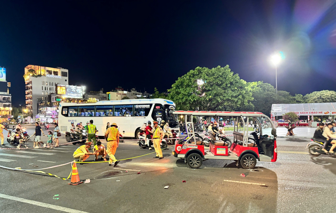 Xe điện du lịch tông người đi bộ ở Quy Nhơn: 3 Nạn nhân thương vong - Ảnh 2. Xe điện du lịch tông người đi bộ ở Quy Nhơn: 3 Nạn nhân thương vong - Ảnh 2.