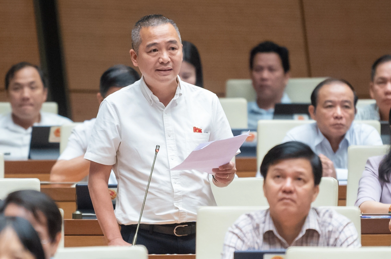 Giám đốc BV Đại học Y Hà Nội đề xuất với Chủ tịch FPT Trương Gia Bình triển khai dự án đặt máy sốc điện tim nơi công cộng để hỗ trợ cấp cứu- Ảnh 1. Giám đốc BV Đại học Y Hà Nội đề xuất với Chủ tịch FPT Trương Gia Bình triển khai dự án đặt máy sốc điện tim nơi công cộng để hỗ trợ cấp cứu- Ảnh 1.