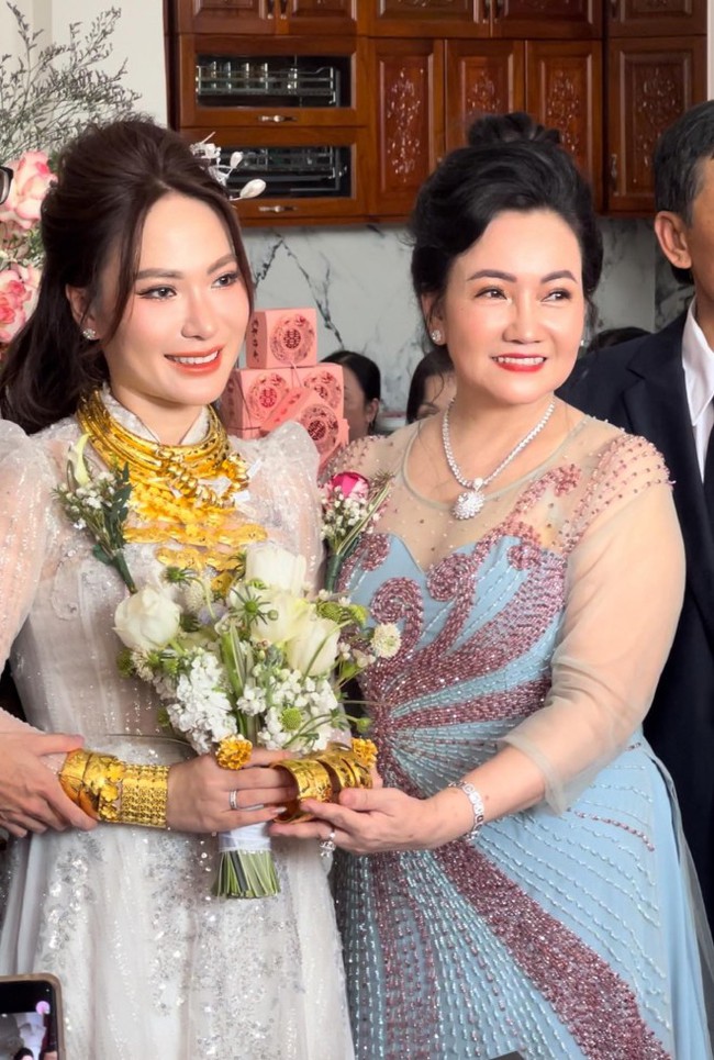 Tình hình hôn nhân hiện tại của con trai chủ tiệm vàng Vĩnh Long có hồi môn khủng 20 cây vàng, biệt thự 20 tỷ- Ảnh 2. Tình hình hôn nhân hiện tại của con trai chủ tiệm vàng Vĩnh Long có hồi môn khủng 20 cây vàng, biệt thự 20 tỷ- Ảnh 2.