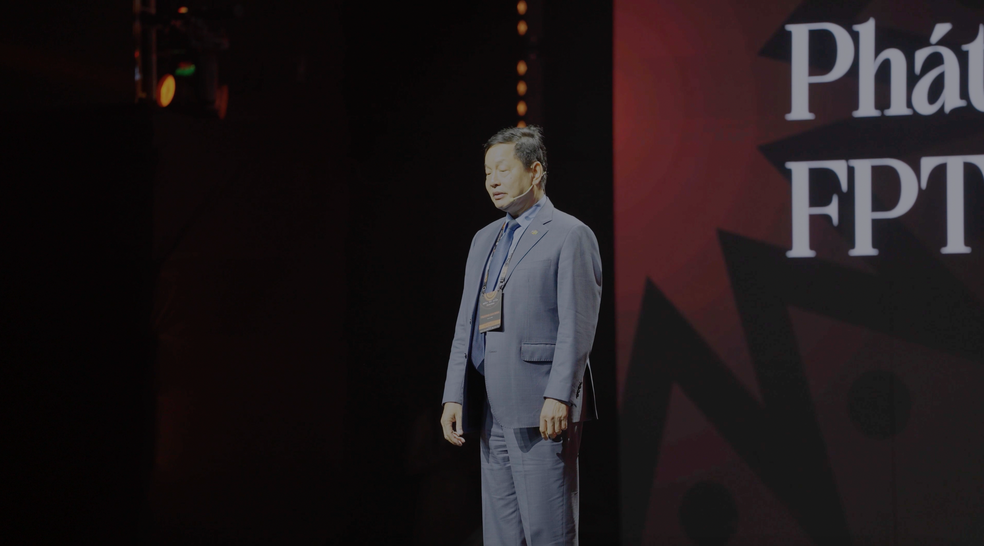 Hàng trăm ánh đèn flash bật sáng để tưởng niệm ông Hoàng Nam Tiến, chủ tịch FPT Trương Gia Bình chia sẻ xúc động- Ảnh 1.