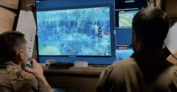 Ukraine sử dụng drone chở xe đạp điện để giải cứu binh sĩ bị cô lập - Ảnh 2.