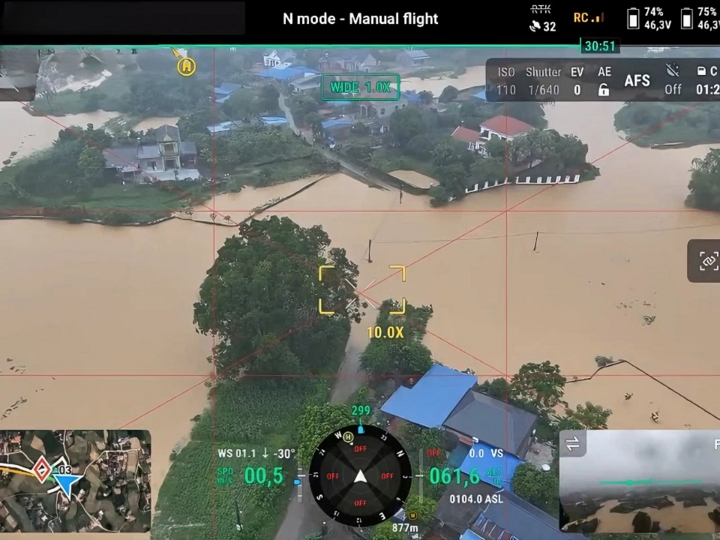 Ukraine sử dụng drone chở xe đạp điện để giải cứu binh sĩ bị cô lập - Ảnh 3.