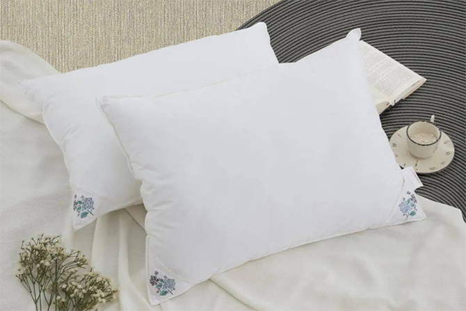Gối ố vàng đừng vội thay mới, giặt sạch theo cách đơn giản tại nhà - Ảnh 1. Gối ố vàng đừng vội thay mới, giặt sạch theo cách đơn giản tại nhà - Ảnh 1.