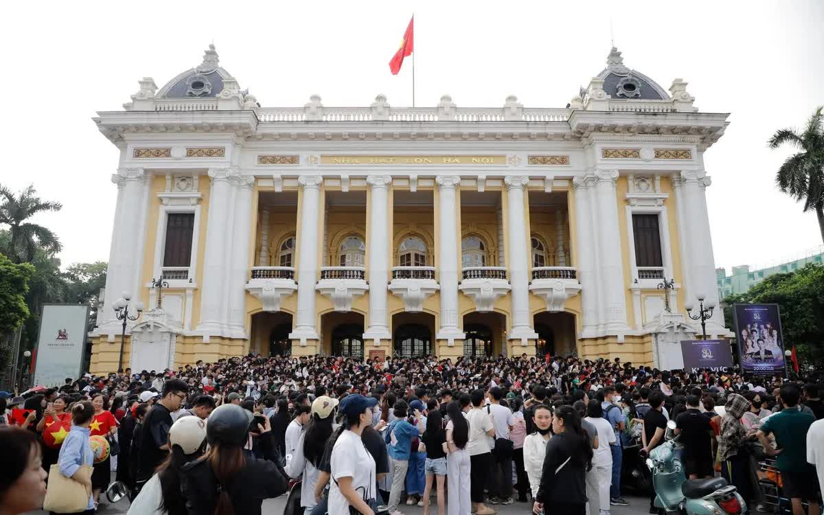 Khán giả xếp hàng nhận vé concert Việt Nam trong tôi tại Nhà hát Lớn Hà Nội - Ảnh 1.