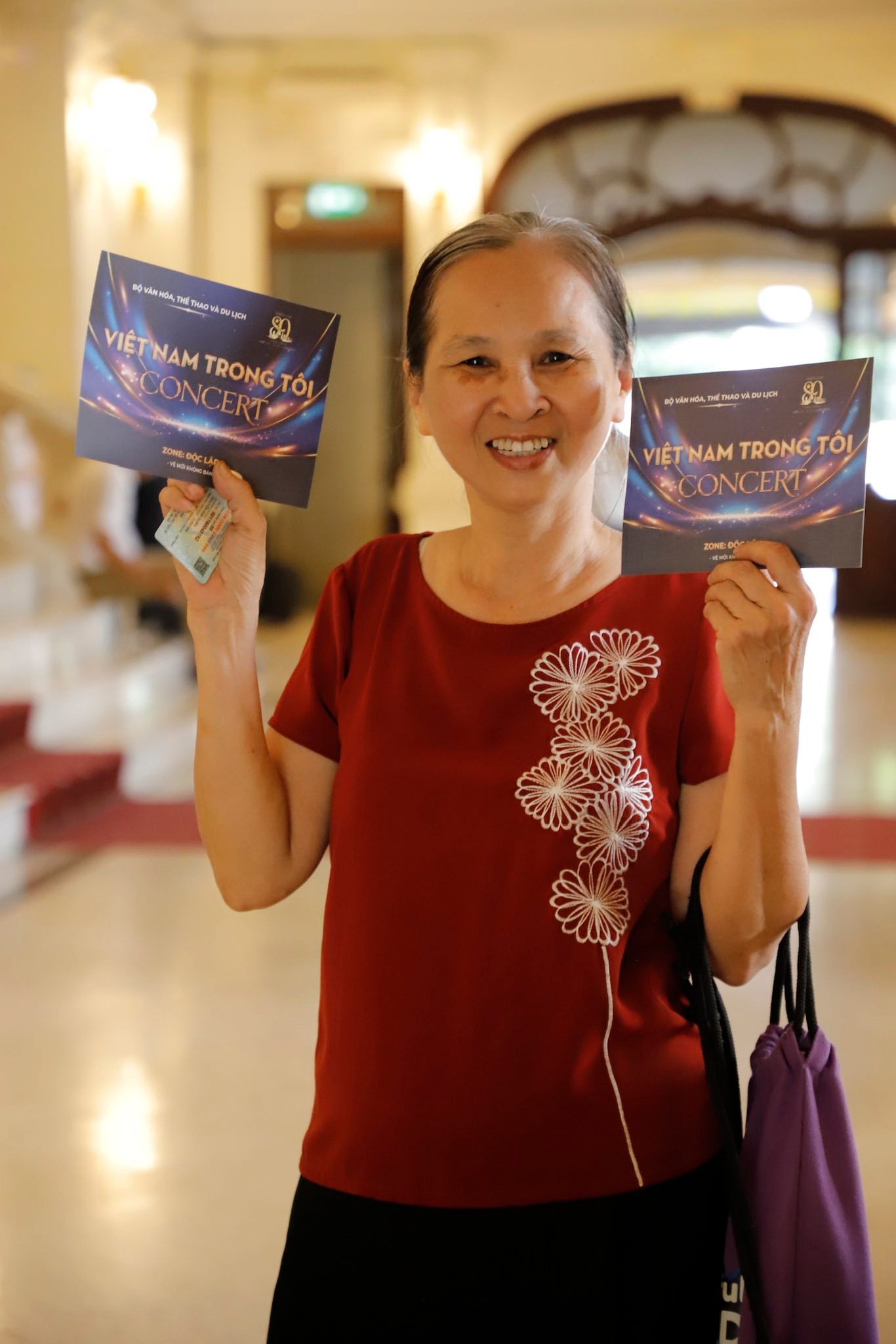 Khán giả xếp hàng nhận vé concert Việt Nam trong tôi tại Nhà hát Lớn Hà Nội - Ảnh 11.