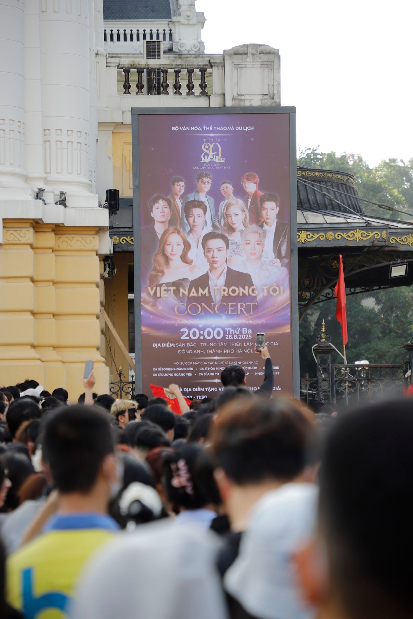 Khán giả xếp hàng nhận vé concert Việt Nam trong tôi tại Nhà hát Lớn Hà Nội - Ảnh 4.