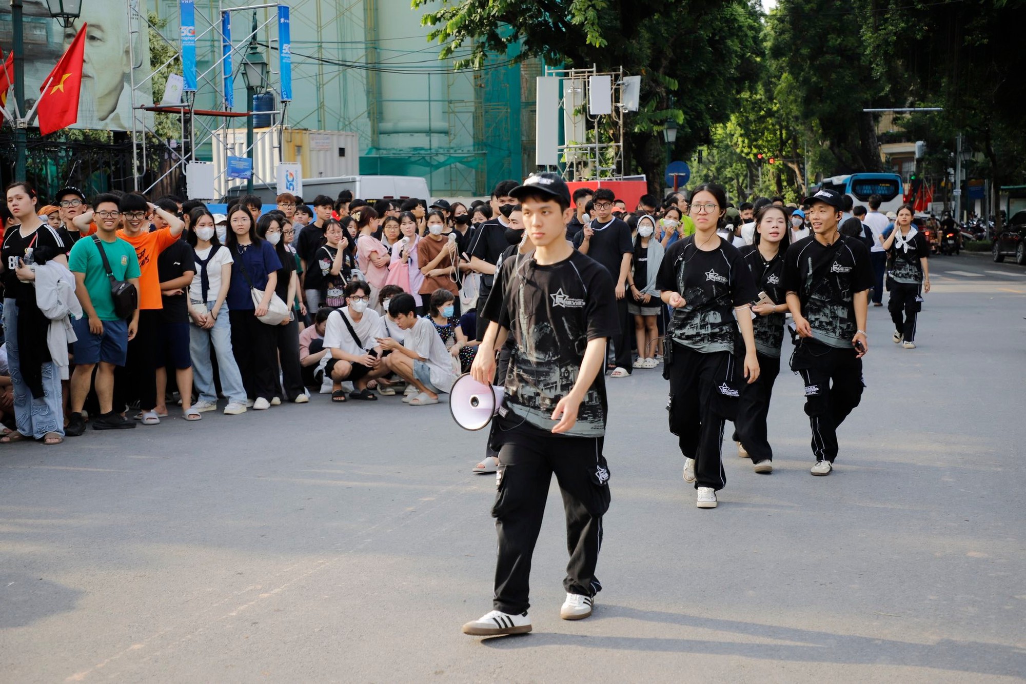 Khán giả xếp hàng nhận vé concert Việt Nam trong tôi tại Nhà hát Lớn Hà Nội - Ảnh 7.