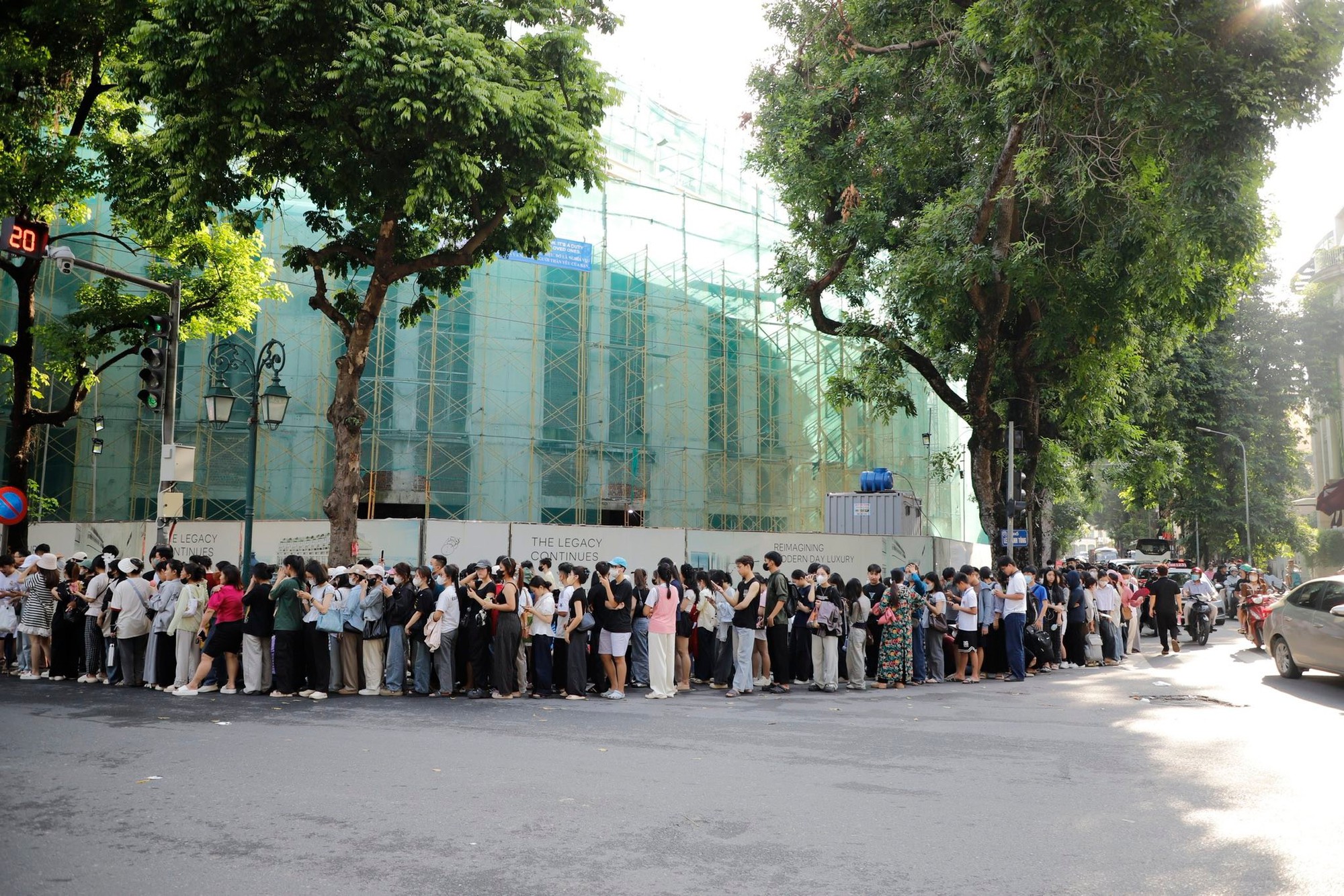 Khán giả xếp hàng nhận vé concert Việt Nam trong tôi tại Nhà hát Lớn Hà Nội - Ảnh 5.