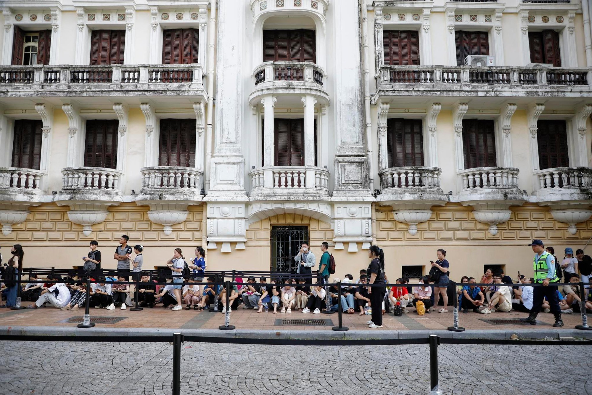 Khán giả xếp hàng nhận vé concert Việt Nam trong tôi tại Nhà hát Lớn Hà Nội - Ảnh 6.