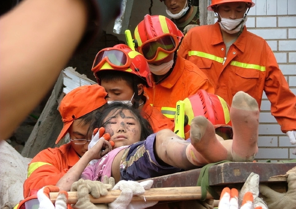 Chuyện tình “3 lần được cứu sống” của cô gái một chân và chàng lính cứu hoả điển trai - Ảnh 3. Chuyện tình “3 lần được cứu sống” của cô gái một chân và chàng lính cứu hoả điển trai - Ảnh 3.