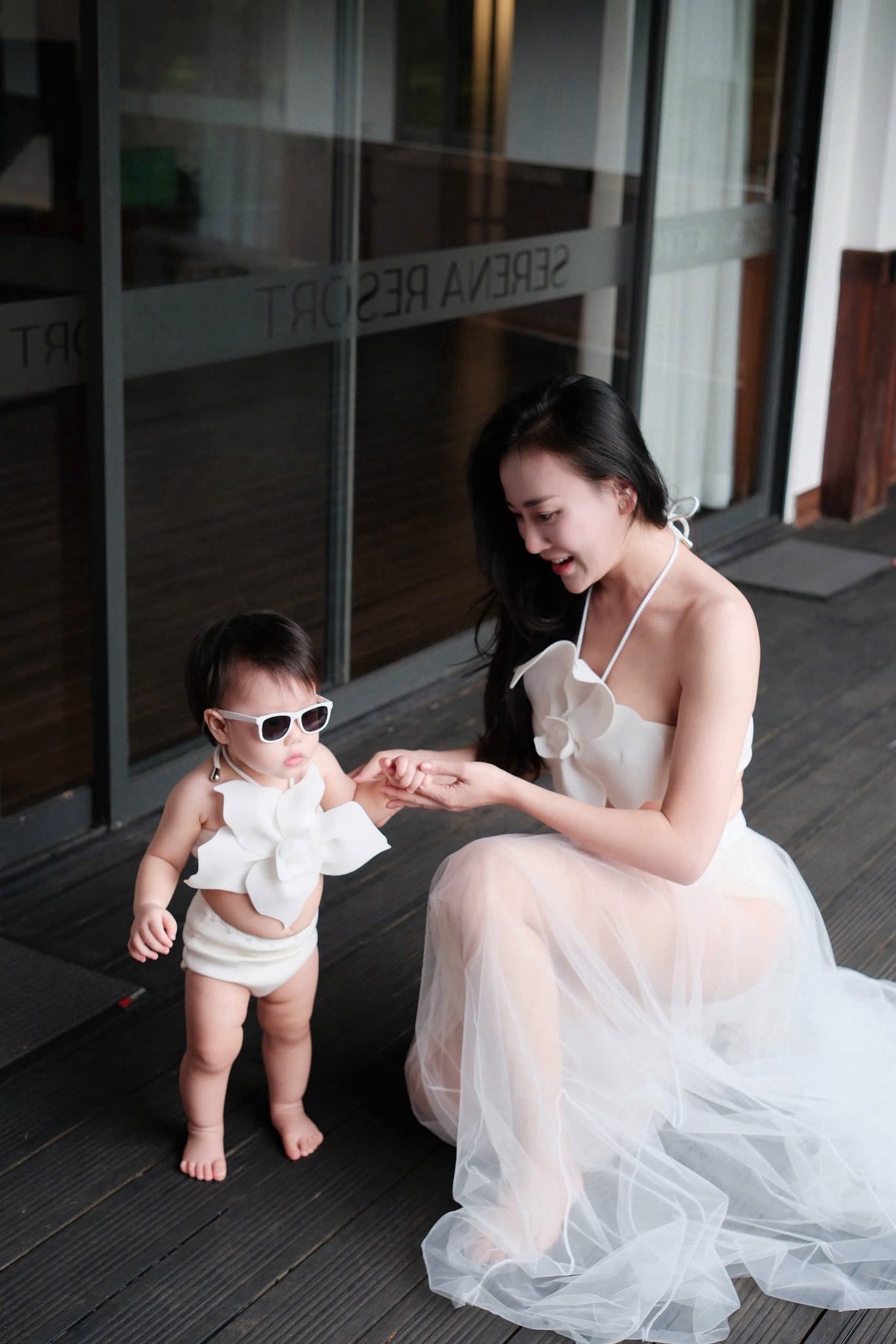 "Phu nhân hào môn" Phương Oanh tung bộ ảnh đồ đôi bên con gái, netizen tấm tắc khen: Con gái giống cha giàu ba họ - Ảnh 3.