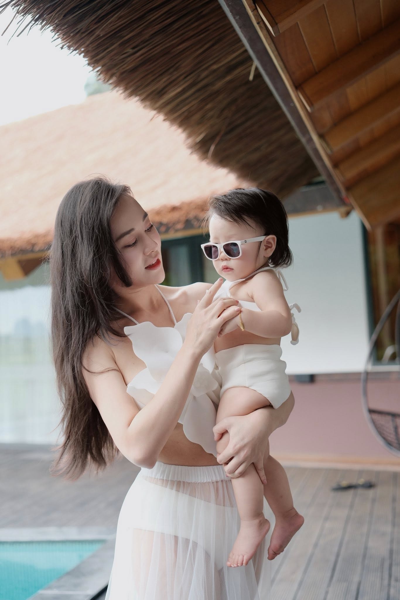 "Phu nhân hào môn" Phương Oanh tung bộ ảnh đồ đôi bên con gái, netizen tấm tắc khen: Con gái giống cha giàu ba họ - Ảnh 2.