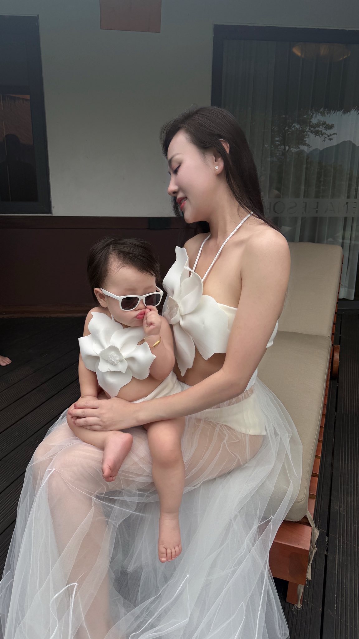"Phu nhân hào môn" Phương Oanh tung bộ ảnh đồ đôi bên con gái, netizen tấm tắc khen: Con gái giống cha giàu ba họ - Ảnh 4.