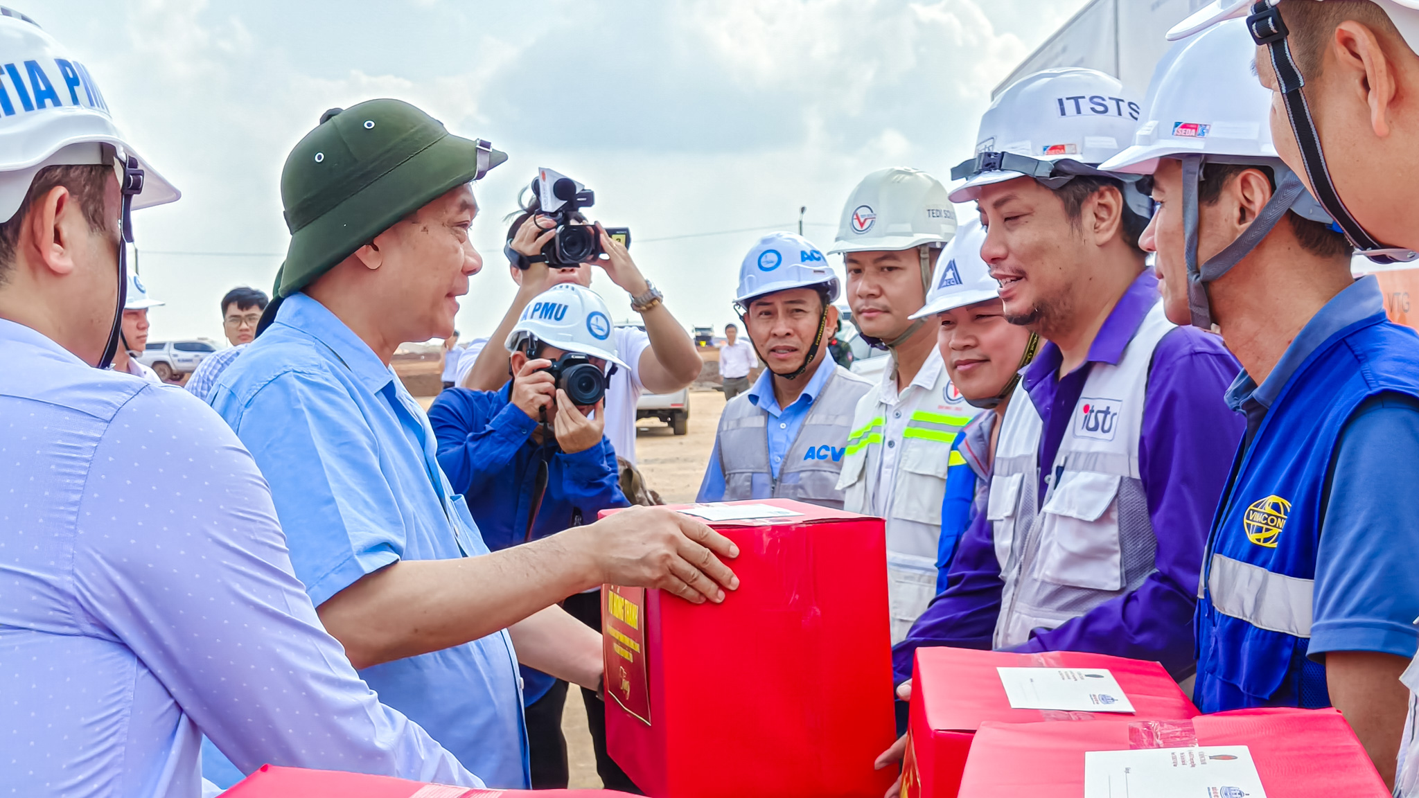 'Thần tốc' thi công, đường băng sân bay 16 tỷ USD về đích sớm, sẵn sàng đưa Việt Nam vào kỷ nguyên mới - Ảnh 2.