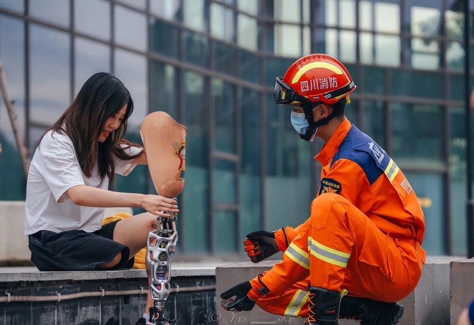 Chuyện tình “3 lần được cứu sống” của cô gái một chân và chàng lính cứu hoả điển trai - Ảnh 1. Chuyện tình “3 lần được cứu sống” của cô gái một chân và chàng lính cứu hoả điển trai - Ảnh 1.