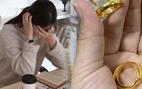 Được mẹ chồng tặng nhẫn vàng 2 chỉ, tôi mừng rỡ đeo ngay, nhưng vừa soi gương thì hoảng hốt tháo ra- Ảnh 1.