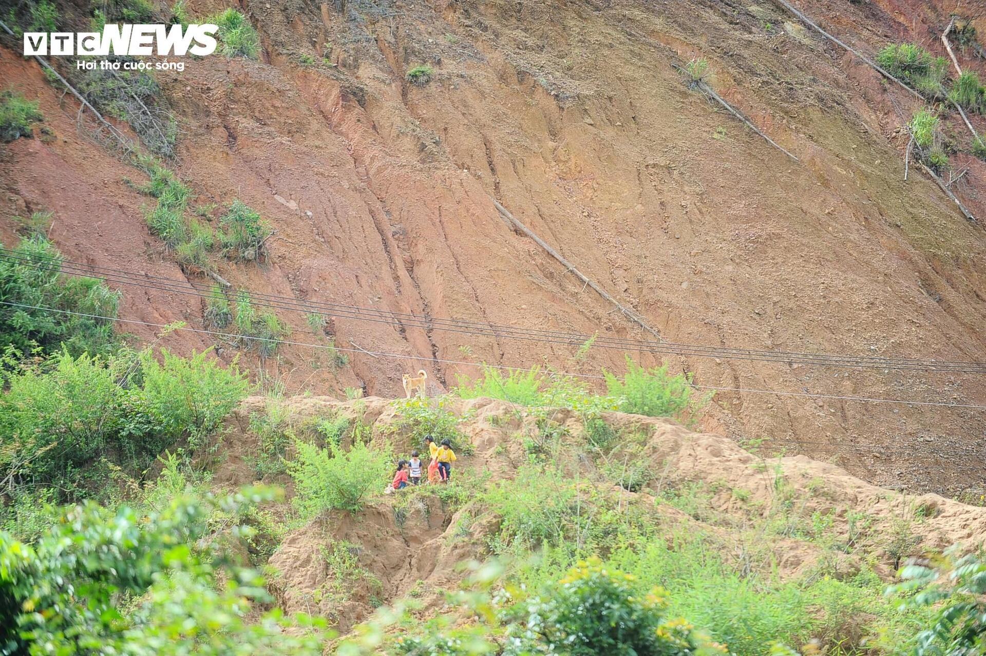 Sạt lở Lâm Đồng đe dọa khu dân cư Păng Tiêng , người dân lo lắng từng ngày - Ảnh 7.