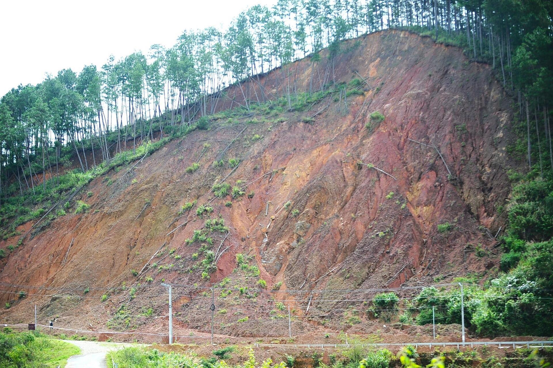 Sạt lở Lâm Đồng đe dọa khu dân cư Păng Tiêng , người dân lo lắng từng ngày - Ảnh 8.