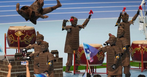 Ngỡ ngàng khi thấy cảnh chiến binh đất nung đồng loạt nhảy múa với người thật: Chuyện gì đang xảy ra?